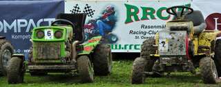 400 Besucher sehen spektakuläres Rasenmäher-Traktor-Rennen rennen-131.jpg