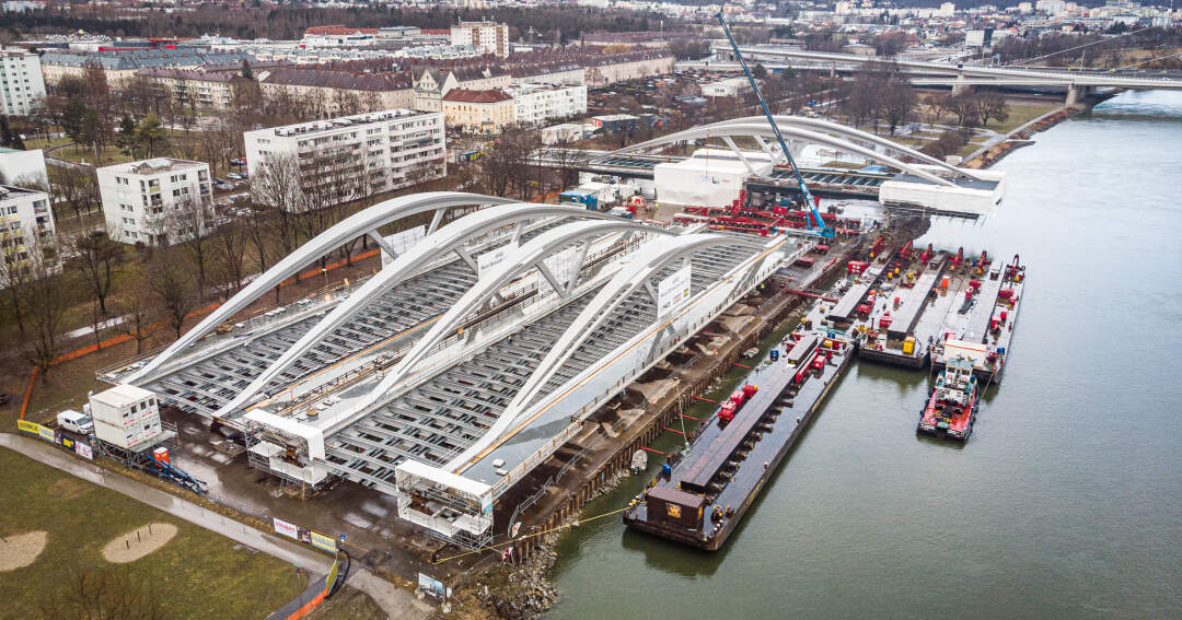 Neue Donaubrücke: Tragwerke kommen per Schiff