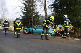 Aufräumarbeiten eines von der Fahrbahn abgekommenen PKWs verkehrsunfall-in-netzberg-27.jpeg