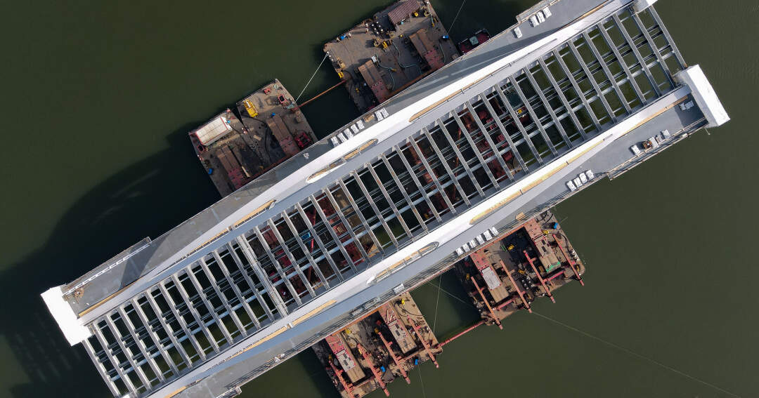 Neue Donaubrücke wird "eingeschwommen"