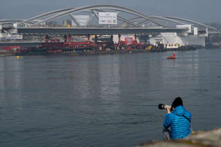 Neue Donaubrücke wird "eingeschwommen" FOKE-2021022311207860-007.jpeg