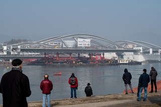 Neue Donaubrücke wird "eingeschwommen" FOKE-2021022311247865-012.jpeg
