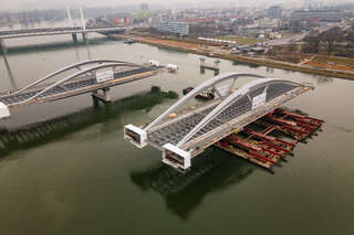 Donaubrücke - Zweiter Bogen wird platziert FOKE-2021030409070032-037.jpeg