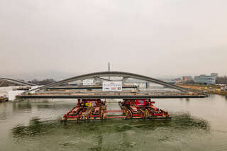 Donaubrücke - Zweiter Bogen wird platziert FOKE-2021030409110038-023.jpeg