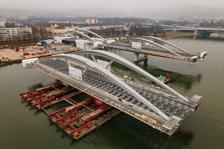 Donaubrücke - Zweiter Bogen wird platziert FOKE-2021030409120041-044.jpeg