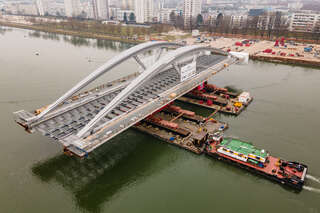 Donaubrücke - Zweiter Bogen wird platziert FOKE-2021030409130043-021.jpeg