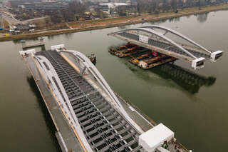 Donaubrücke - Zweiter Bogen wird platziert FOKE-2021030409150046-022.jpeg
