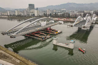 Donaubrücke - Zweiter Bogen wird platziert FOKE-202103041047-018.jpeg