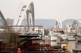 Donaubrücke - Zweiter Bogen wird platziert FOKE-2021030412008975-083.jpeg