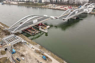Donaubrücke - Zweiter Bogen wird platziert FOKE-202103041216-026.jpeg