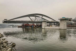 Donaubrücke - Zweiter Bogen wird platziert FOKE-202103041040-007.jpeg