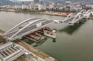 Donaubrücke - Zweiter Bogen wird platziert FOKE-202103041215-025.jpeg