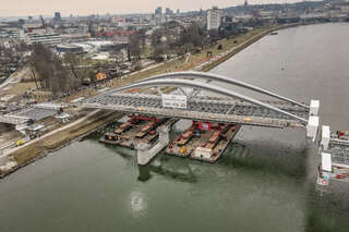 Donaubrücke - Zweiter Bogen wird platziert FOKE-202103041219-028.jpeg