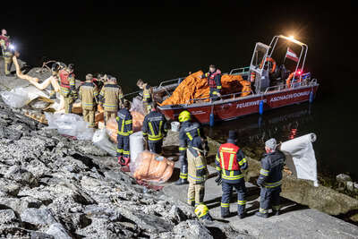 Vier Feuerwehren bei Ölfilm auf der Donau im Einsatz BAYER-AB3-4695.jpeg