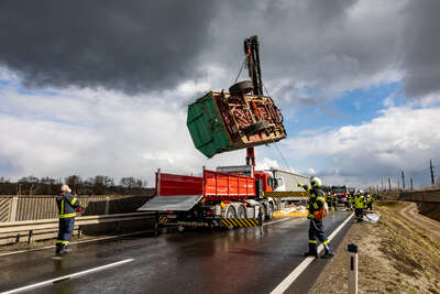 Schwerer LKW Unfall auf der B1 zwischen Enns und Asten BAYER-2021031711375904-019.jpeg