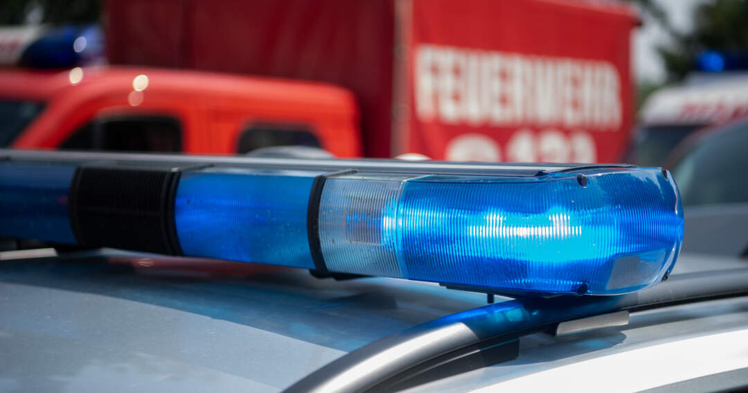 Titelbild: Polizei bittet nach schwerem Verkehrsunfall um Hinweise - Bezirk Braunau