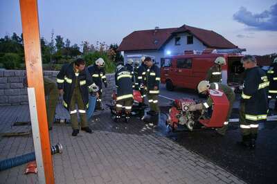 Pritschenfahrzeug ausgebrannt - Feuerwehr kann Haus Retten fahrzeugbrand_001.jpg