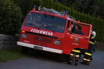 Pritschenfahrzeug ausgebrannt - Feuerwehr kann Haus Retten fahrzeugbrand_002.jpg