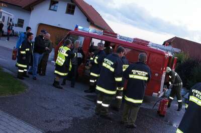 Pritschenfahrzeug ausgebrannt - Feuerwehr kann Haus Retten fahrzeugbrand_003.jpg