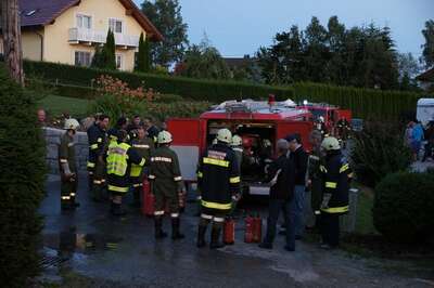 Pritschenfahrzeug ausgebrannt - Feuerwehr kann Haus Retten fahrzeugbrand_004.jpg