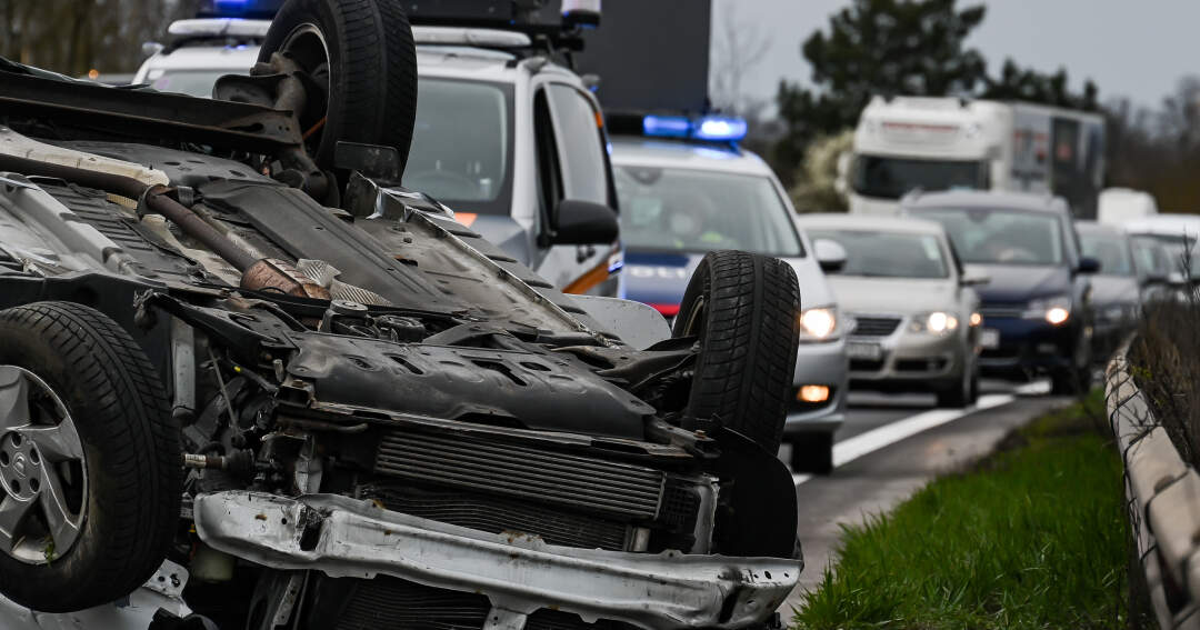 Titelbild: A25 bei Weißkirchen nach schwerem Unfall gesperrt
