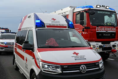 A25 bei Weißkirchen nach schwerem Unfall gesperrt FOKE-2021040517339391-068.jpeg