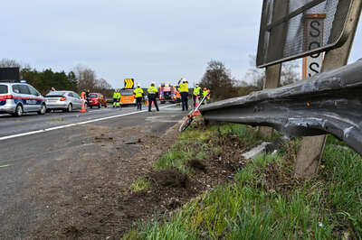 A25 bei Weißkirchen nach schwerem Unfall gesperrt FOKE-2021040517459400-065.jpeg