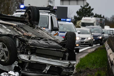 A25 bei Weißkirchen nach schwerem Unfall gesperrt FOKE-2021040517599403-064.jpeg