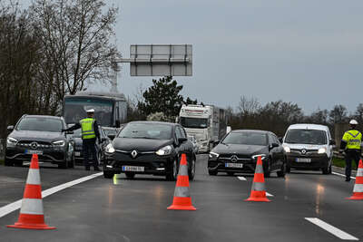 A25 bei Weißkirchen nach schwerem Unfall gesperrt FOKE-2021040518039409-082.jpeg
