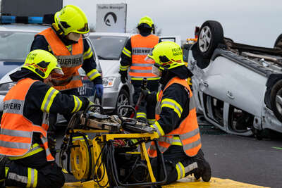 A25 bei Weißkirchen nach schwerem Unfall gesperrt FOKE-2021040518289418-057.jpeg