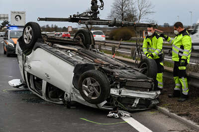 A25 bei Weißkirchen nach schwerem Unfall gesperrt FOKE-2021040518379438-087.jpeg