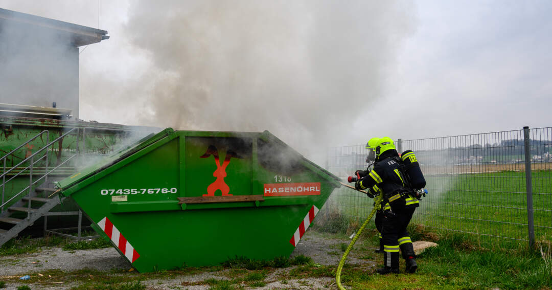 Containerbrand - Feuerwehrmann alarmiert Einsatzkräfte