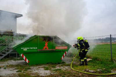 Containerbrand - Feuerwehrmann alarmiert Einsatzkräfte BRANDSTAETTER-20210417-30.jpeg