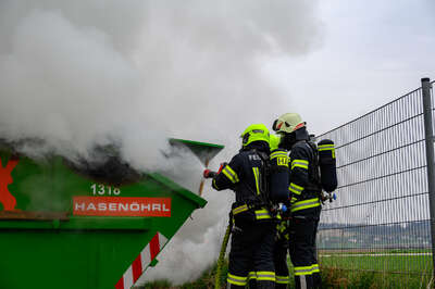 Containerbrand - Feuerwehrmann alarmiert Einsatzkräfte BRANDSTAETTER-20210417-37.jpeg