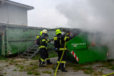Containerbrand - Feuerwehrmann alarmiert Einsatzkräfte BRANDSTAETTER-20210417-48.jpeg