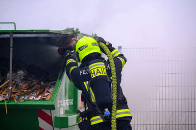Containerbrand - Feuerwehrmann alarmiert Einsatzkräfte BRANDSTAETTER-20210417-53.jpeg