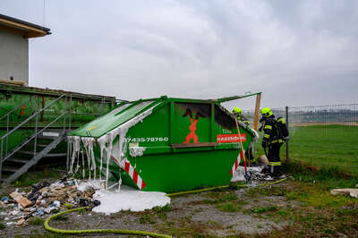 Containerbrand - Feuerwehrmann alarmiert Einsatzkräfte BRANDSTAETTER-20210417-93.jpeg