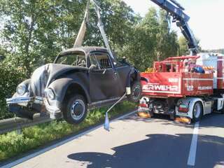 Verkehrsunfall: Fahrzeuglenker schwer verletzt - VW Käfer schrottreif unfall-vw-kaerfer_30.jpg