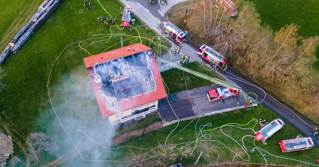 Großeinsatz der Feuerwehr bei Brand in Helfenberg