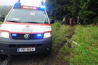 Verkehrsunfall: Auto landete im Wald vu-auto-im-wald_03.jpg