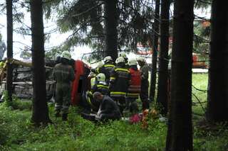 Verkehrsunfall: Auto landete im Wald vu-auto-im-wald_05.jpg