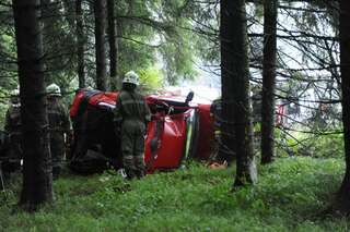 Verkehrsunfall: Auto landete im Wald vu-auto-im-wald_10.jpg