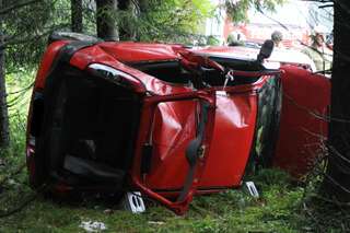 Verkehrsunfall: Auto landete im Wald vu-auto-im-wald_11.jpg