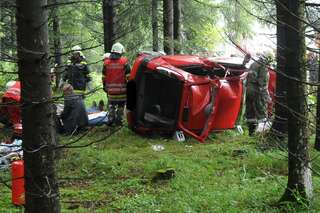 Verkehrsunfall: Auto landete im Wald vu-auto-im-wald_12.jpg