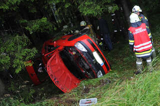 Verkehrsunfall: Auto landete im Wald vu-auto-im-wald_14.jpg