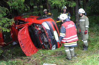Verkehrsunfall: Auto landete im Wald vu-auto-im-wald_17.jpg