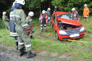 Verkehrsunfall: Auto landete im Wald vu-auto-im-wald_26.jpg