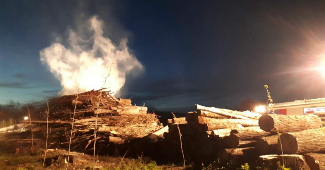 Holzhaufen in Brand gesetzt