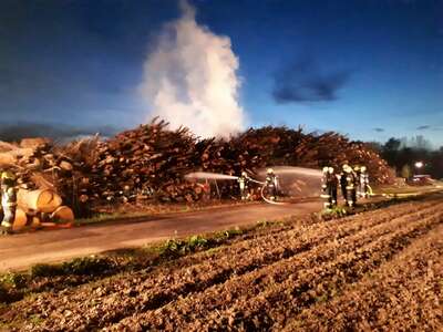 Holzhaufen in Brand gesetzt 400159600845-73320.jpeg