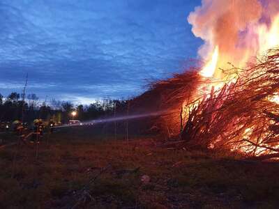 Holzhaufen in Brand gesetzt FB-IMG-1620540513463.jpeg